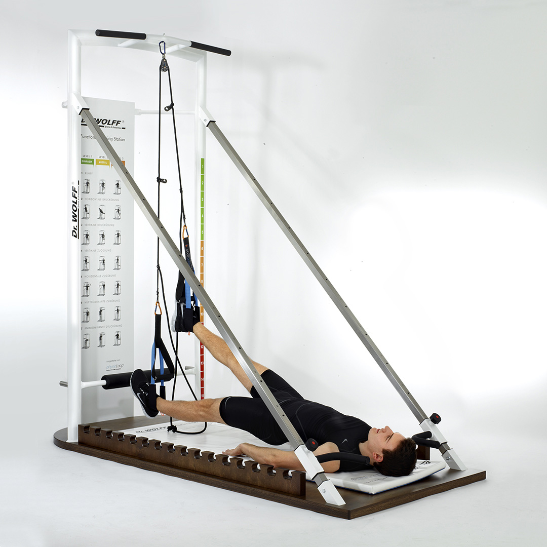 Mann trainiert an Functional Trainer
